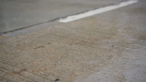 Rain falling on the road in slow motion. Video stock 92460602