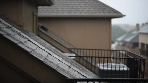 Rain falling on the roofs of townhomes 스톡 동영상 94885034