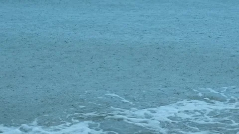 Rain falling on sea surface 库存影片 335469213