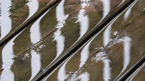 Rain falling on wooden deck. Half-speed 4K clip. Diagonal line pattern. Vídeos de archivo 172218364