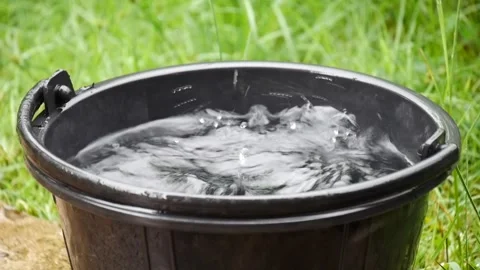 The rain falls into the bucket and creates splashes, Rain drops Stock-Footage 250218215