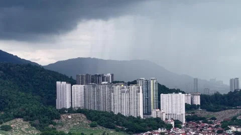 Rain falls from dark clouds above city buildings Vídeos de archivo 344813006