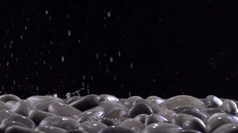 Rain falls moderately onto pebbles Video stock 43328082