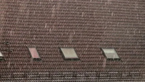Rain flows down on a roof Stock-Footage 155879904