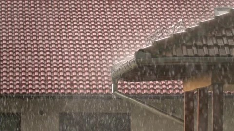 Rain flows down on a roof Video stock 155880322