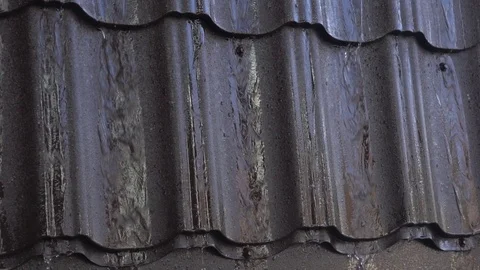 Rain Gutter during Thunderstorm. Closeup Shot Of Heavy Rain On Road Vidéo 122950054