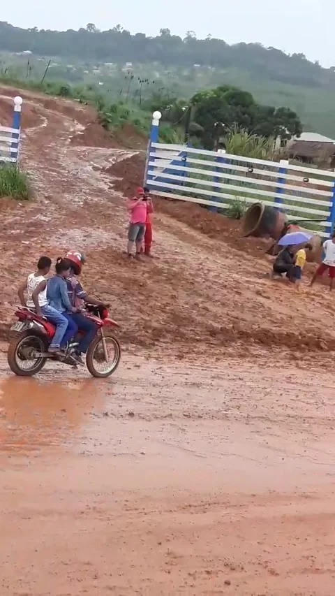 Rain Makes Road into Slippery Slope, Pará, Brazil - 04 Dec 2018 Stockbeeldmateriaal 205229428
