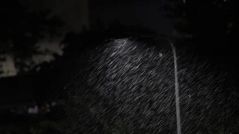 Rain at night under lamppost Vídeo Stock 89571059
