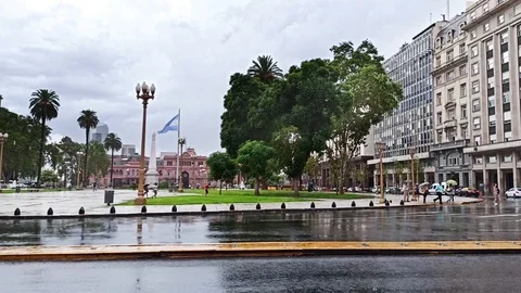 Rain in Plaza de Mayo square, Buenos Aires downtown. 库存影片 124718692