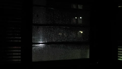 Rain pouring down window at night 库存影片 213684328