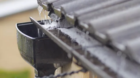 Rain pouring into gutter on side of house Stock Footage 37335665