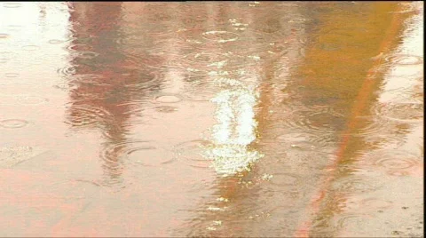 Rain in a puddle 動画素材 378070
