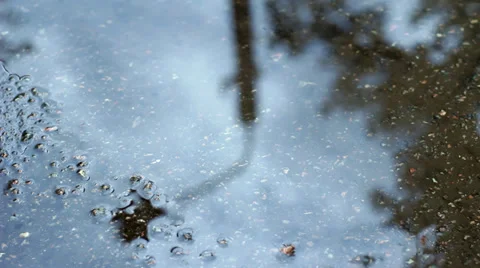 Rain Puddle Reflecting Street Light, Rack Focus HD Видео 32579491
