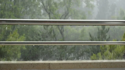 Rain on a railing on stainless steel Vidéo 37819083