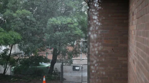 Rain off of a roof Vídeo Stock 27939055