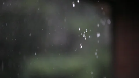 Rain off of roof Vídeo Stock 27939084