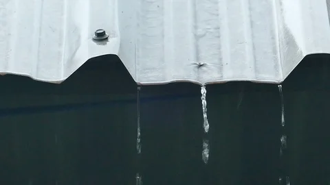 Rain splash droping from white industrial flat iron plate roof Vídeos de archivo 99519033