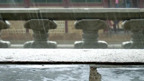 Rain of the stone floor: Stockbeeldmateriaal 80150156