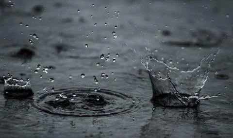 Rain water drop falling to the floor in heavy rain day 库存照片