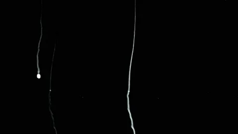 Rain water drops Falling Down On the Window Glass in slow motion, Vidéo 95392050