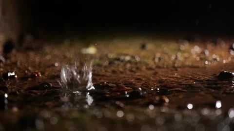 Rain  Water drops splash at night with slow motion. 库存影片 134858692