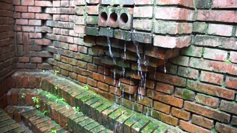 Rain water flows down the wall on a rainy day 库存影片 161954056