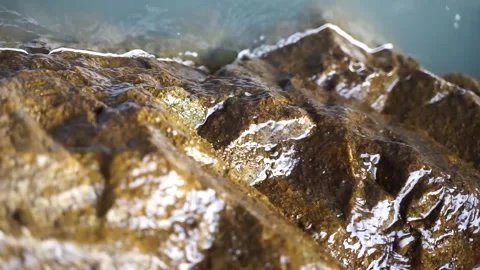 Rain water flows on the rocks on a rainy day 库存影片 154750347