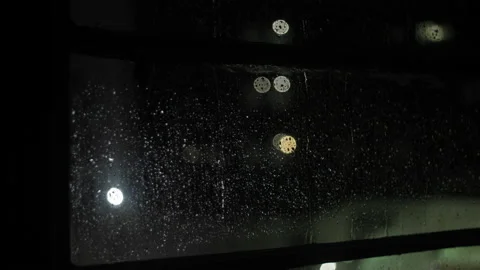 Rain on window at night 库存影片 213678310