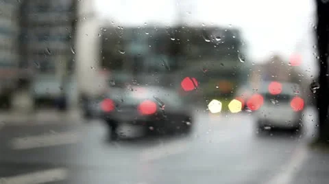 Rain on the windshield, defocused traffic Vidéo 20543058