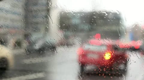 Rain on the windshield, defocused traffic Видео 20543174