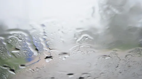 Rain on the windshield while driving Stockbeeldmateriaal 87166626