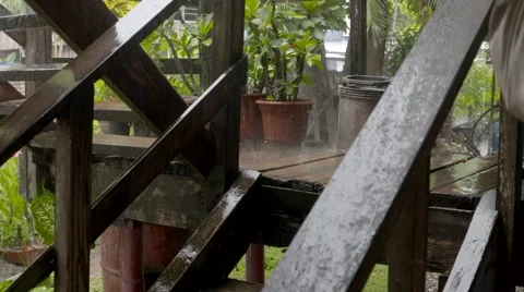 RAIN ON WOODEN STEPS 库存影片 67295372
