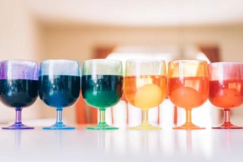 Rainbow array of cups with Easter egg dyes Foto stock