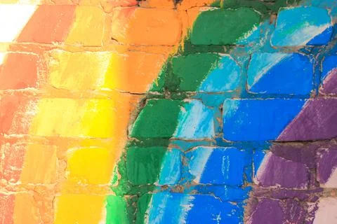 Rainbow on a brick wall. Red, orange, yellow, green, blue, indigo, purple colors Stock-Fotos