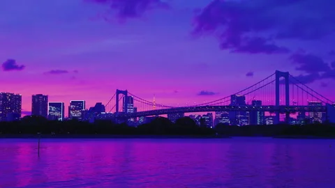 Rainbow Bridge and Tokyo skyline at purple dusk with water reflection Stock Footage 341621528
