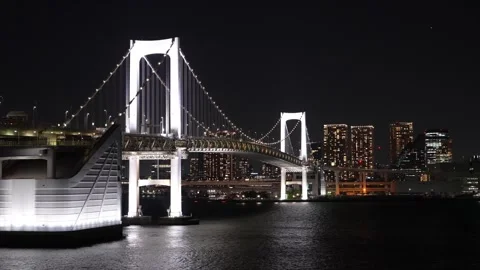 Rainbow Bridge Illuminated at Night in Tokyo, Japan Vidéo 344023519