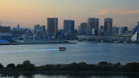 Rainbow Bridge, Tokyo Tower, and Ferry at Dusk Stockbeeldmateriaal 330342315