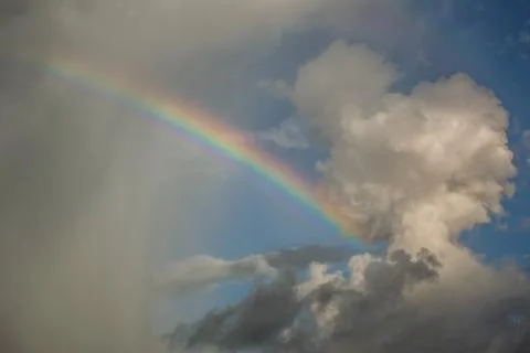Rainbow on cloudy day Stockfoto's