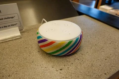 A rainbow colored, Amazon Alexa, known as Alexa Echo Dot, is a virtual assist Foto stock