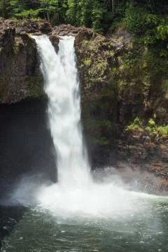 Rainbow Falls rushes into a large pool Stock Photos