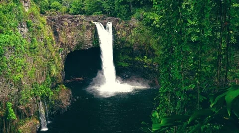 Rainbow Falls Waterfall in Hilo on the Big Island of Hawaii 스톡 동영상 54895524