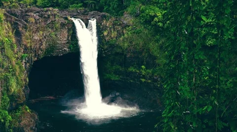 Rainbow Falls Waterfall in Hilo on the Big Island of Hawaii Vídeo Stock 54895724