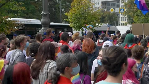 Rainbow flag leads pride parade crowd Vídeo Stock 347732448
