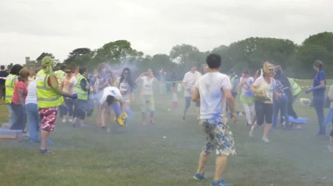 Rainbow Fun Run - Blue smoke Vídeo Stock 52079287