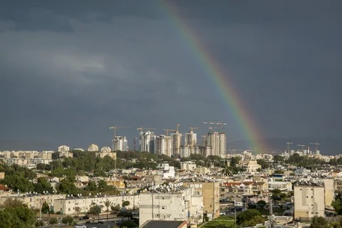 Rainbow moving through town time lapse Video stock 101355050