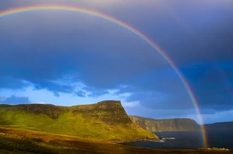 Rainbow over a dramatic coast of scottish highlands, isle of skye Foto stock