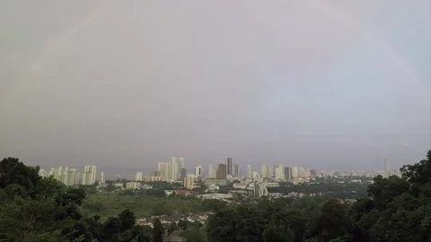 Rainbow over George Town, View from Hilltop Hindu Temple, Penang, Malaysia 库存影片 323936647
