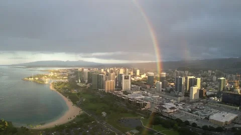 Rainbow Over Honolulu's Skyline and Beach at Sunset 動画素材 348417636