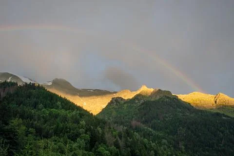 Rainbow over mountain forest at Contamines Montjoie, France Foto stock