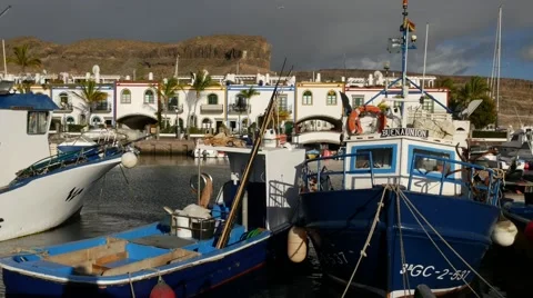 Rainbow over Puerto de Mogan, Gran Canaria. 스톡 동영상 67992601